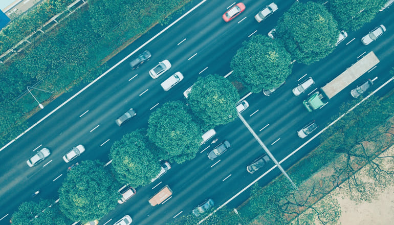 coches circulando por una carretera cumpliendo el reglamento general de circulación
